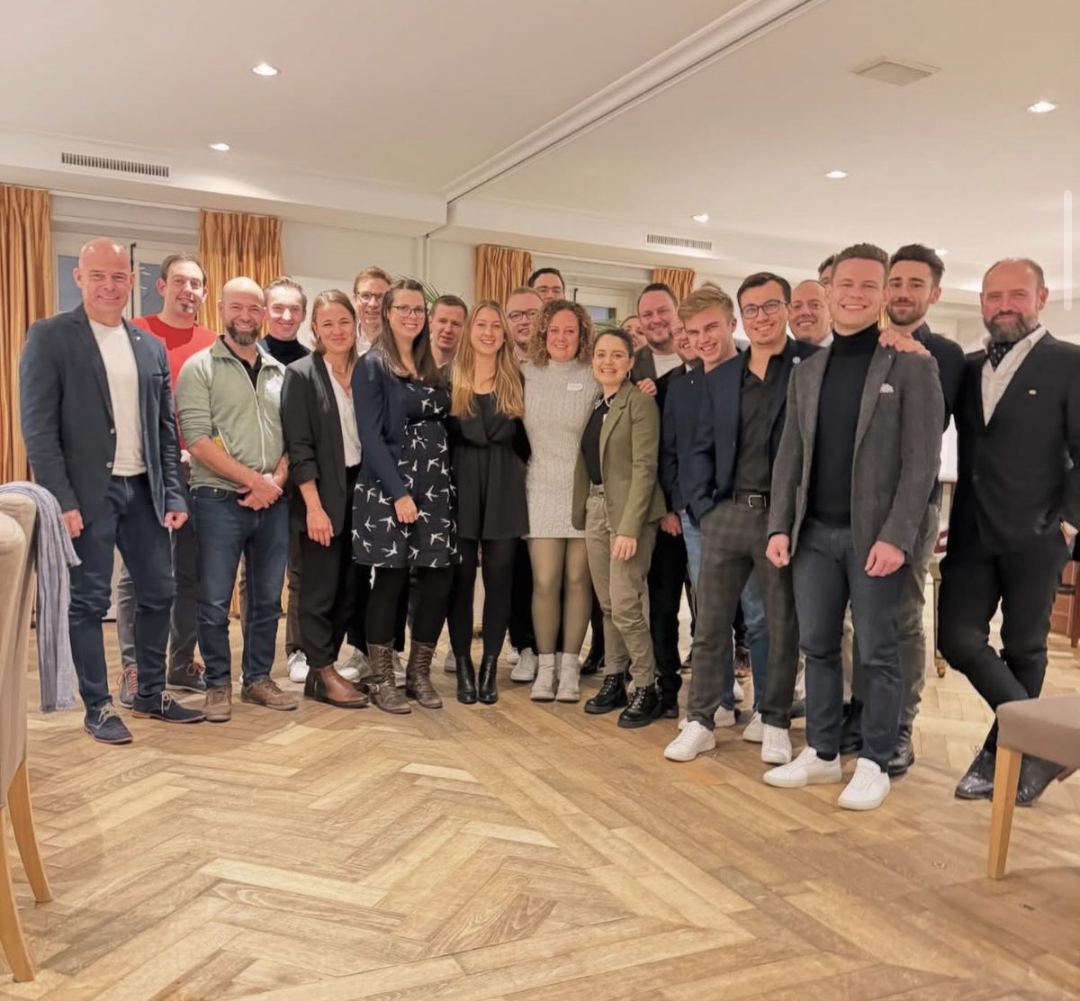 JCI Sense-See Mitglieder in geselliger Runde