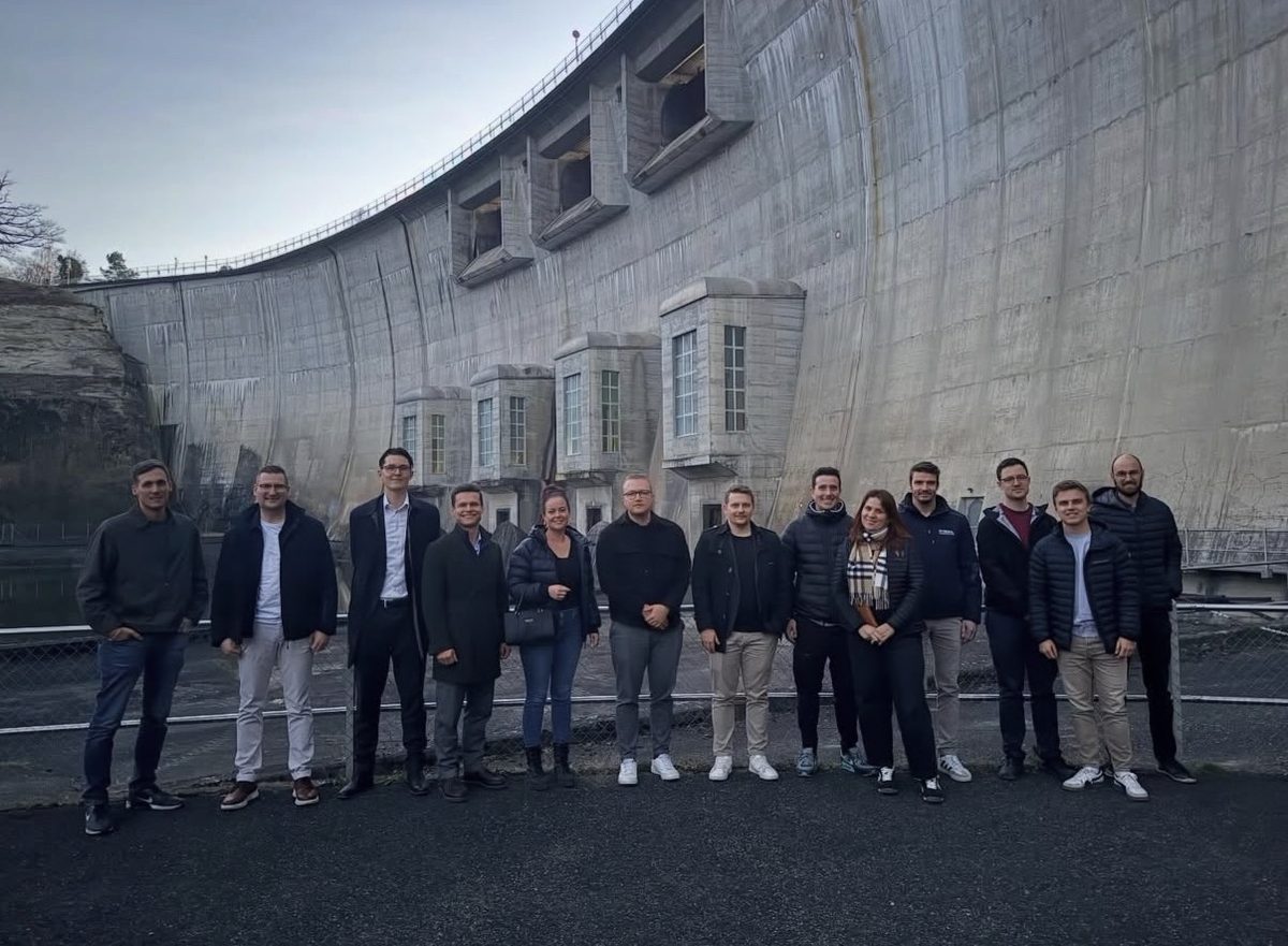 JCI Sense-See Mitglieder vor einer Staumauer