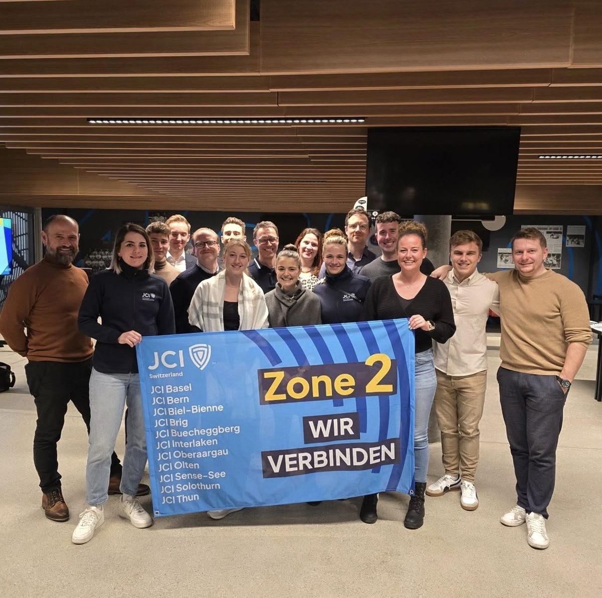 Gruppenbild mit JCI Zone 2 Flagge