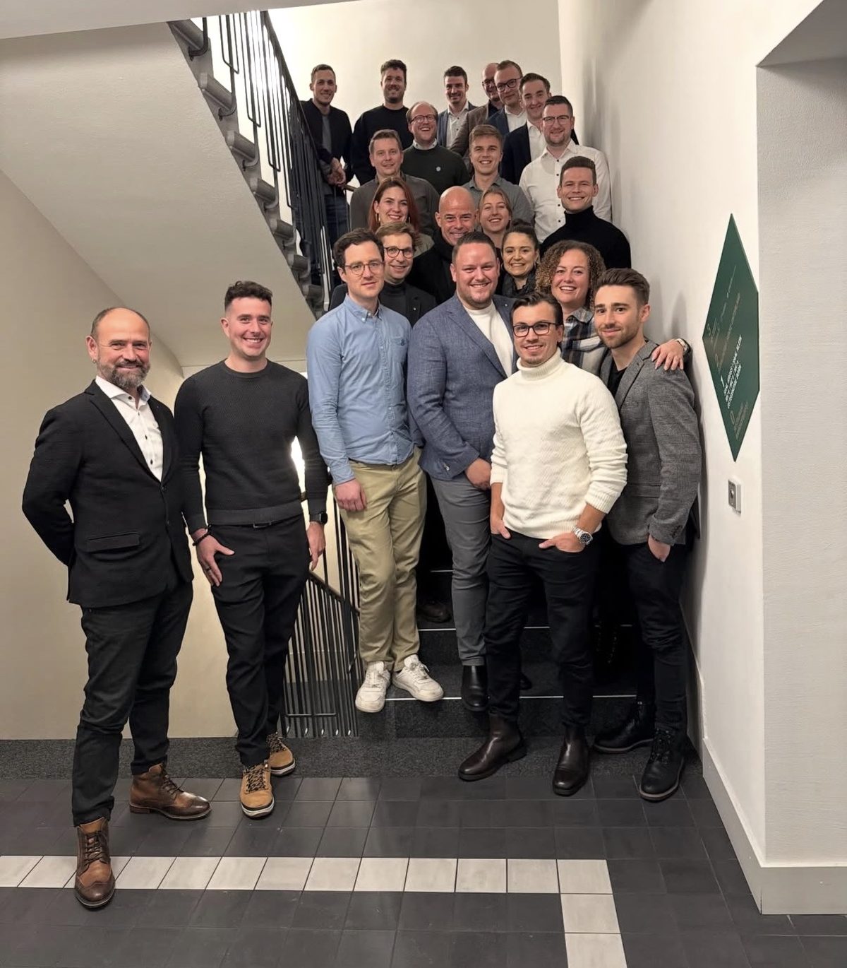JCI Sense-See: Vorstand und Mitglieder auf einer Treppe, Gruppenporträt